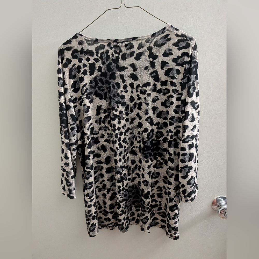 Susan Graver Medium Black & White Leopard Print V-Neck Top EUC Animal Print - Picture 4 of 5